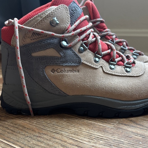Columbia Beige Suede Hiking Boots with Red Tongue - Picture 2 of 3